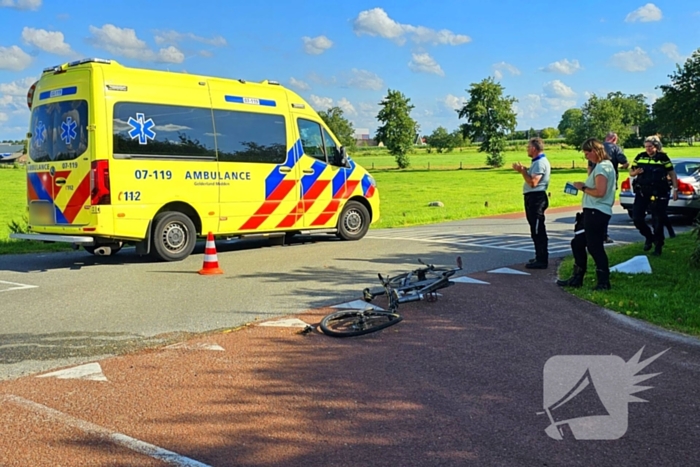 Fietser klapt op voorruit van auto