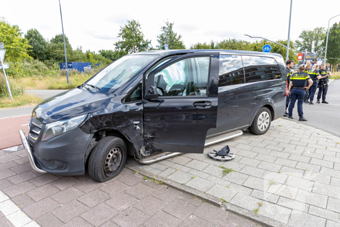 Gewonde en voertuigen zwaar beschadigd na aanrijding