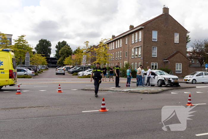 Gewonde en voertuigen zwaar beschadigd na aanrijding