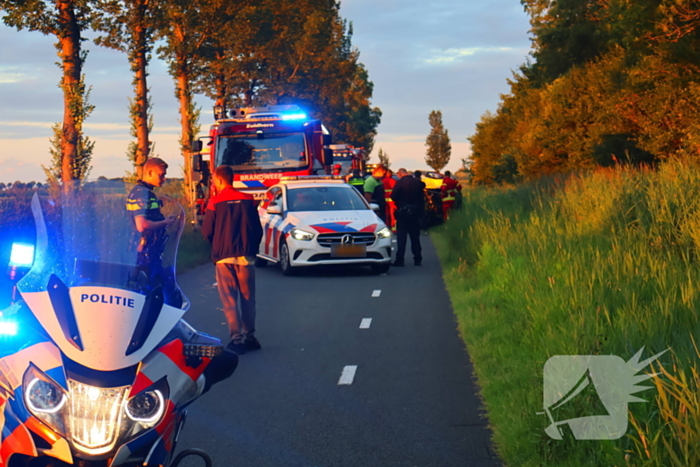 Traumateam ingezet voor auto die op zijkant belandt