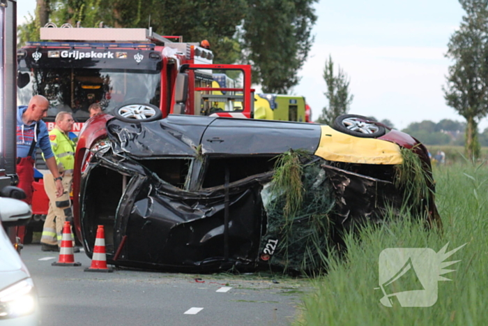 Traumateam ingezet voor auto die op zijkant belandt