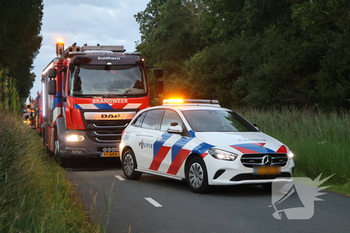 Traumateam ingezet voor auto die op zijkant belandt