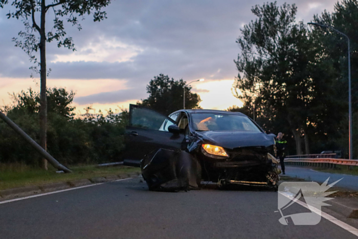 Automobilist verliest macht over stuur en klapt op lantaarnpaal