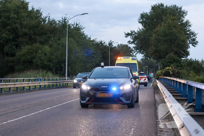 Automobilist verliest macht over stuur en klapt op lantaarnpaal