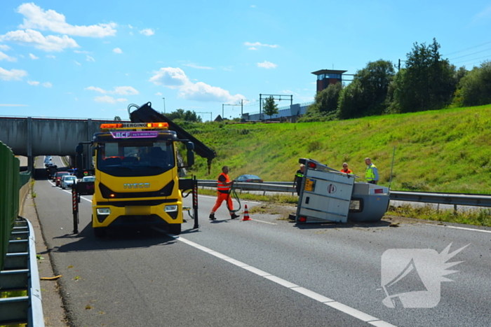 Verkeershinder na gekantelde paardentrailer