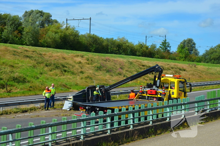 Verkeershinder na gekantelde paardentrailer