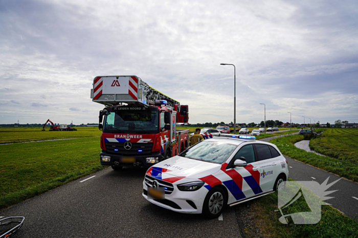 Hulpverleners halen gecrashte motorrijder uit sloot