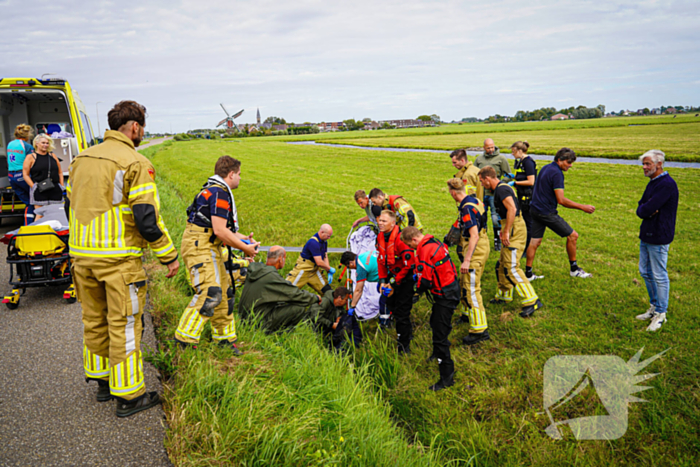 Hulpverleners halen gecrashte motorrijder uit sloot