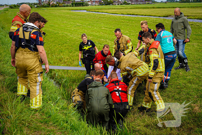 Hulpverleners halen gecrashte motorrijder uit sloot