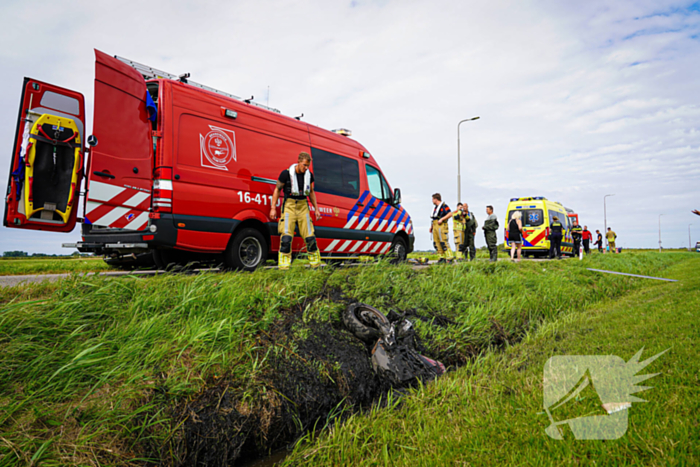 Hulpverleners halen gecrashte motorrijder uit sloot