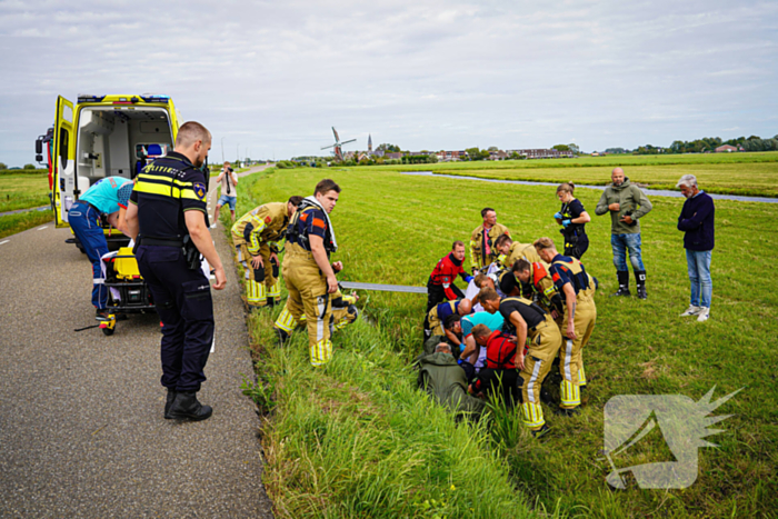 Hulpverleners halen gecrashte motorrijder uit sloot