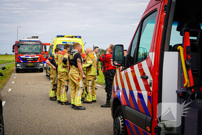 Hulpverleners halen gecrashte motorrijder uit sloot