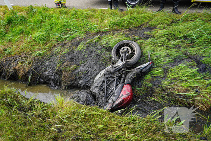 Hulpverleners halen gecrashte motorrijder uit sloot