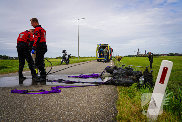 Hulpverleners halen gecrashte motorrijder uit sloot