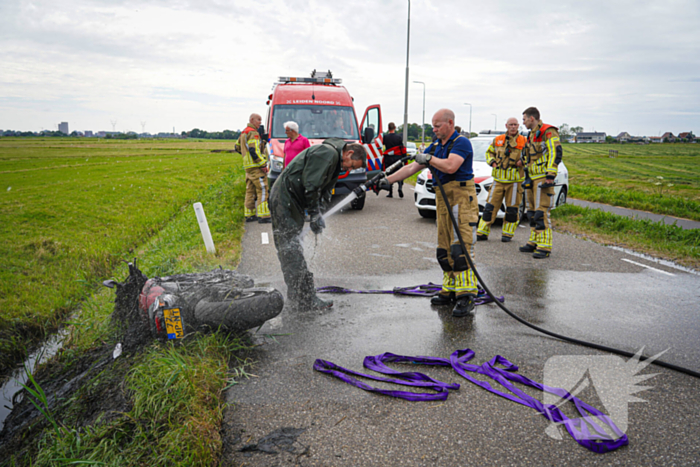 Hulpverleners halen gecrashte motorrijder uit sloot