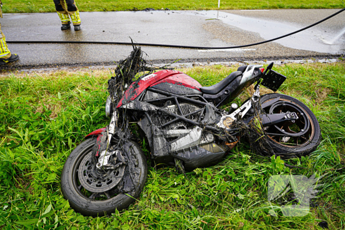 Hulpverleners halen gecrashte motorrijder uit sloot