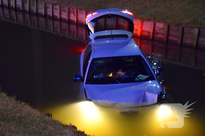 Automobilist belandt met auto in sloot