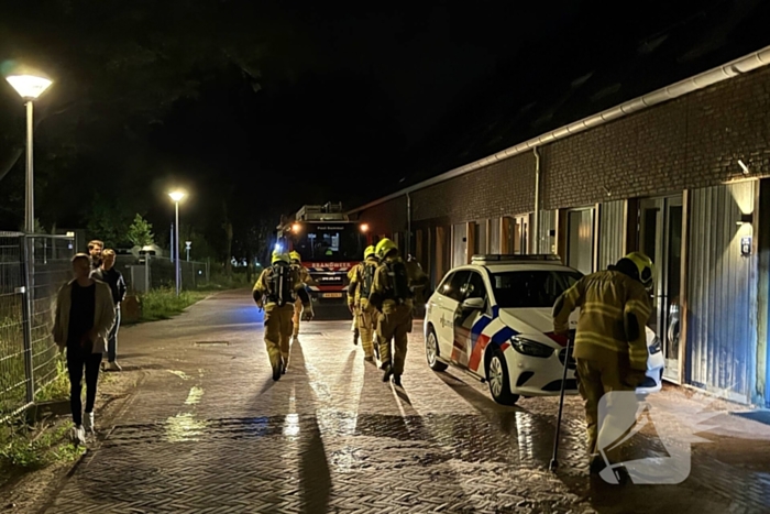 Vlammen slaan uit rietendak van woning