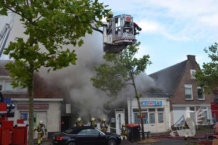 Grote uitslaande brand in pizzeria