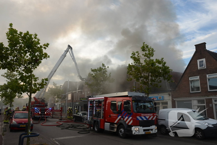 Grote uitslaande brand in pizzeria