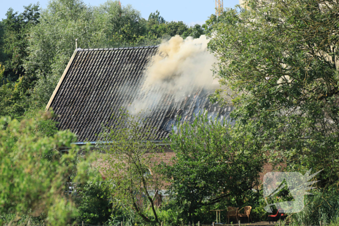 Veel rook bij uitslaande brand in buurtboerderij