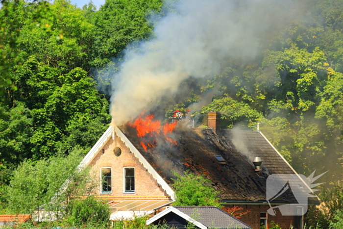 Veel rook bij uitslaande brand in buurtboerderij