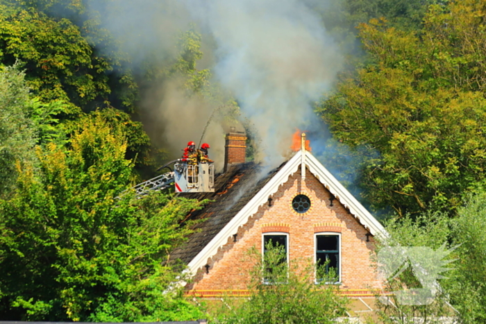 Veel rook bij uitslaande brand in buurtboerderij