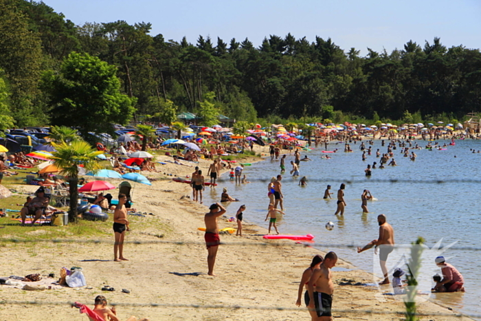 Wachtrijen door enorme drukte bij dagstrand