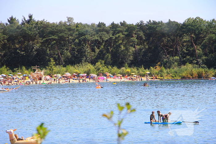 Wachtrijen door enorme drukte bij dagstrand