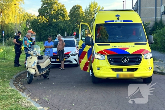 Persoon op scooter onderuit