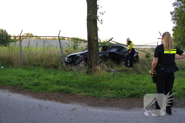 Automobilist vermoedelijk onder invloed ramt boom en hekwerk