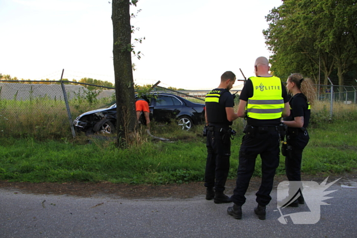 Automobilist vermoedelijk onder invloed ramt boom en hekwerk