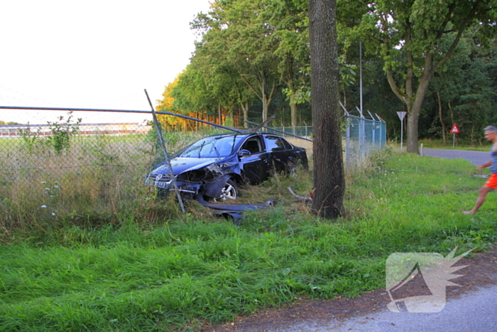 Automobilist vermoedelijk onder invloed ramt boom en hekwerk