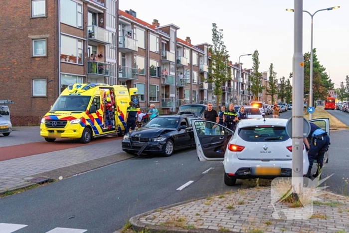 Gewonde en voertuigen zwaar beschadigd na aanrijding