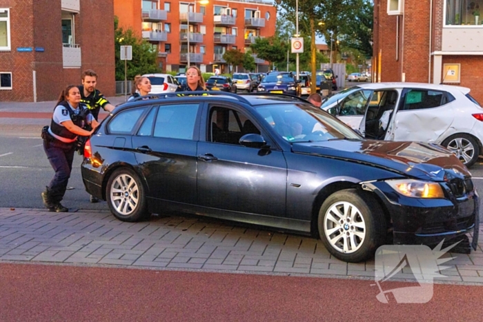 Gewonde en voertuigen zwaar beschadigd na aanrijding