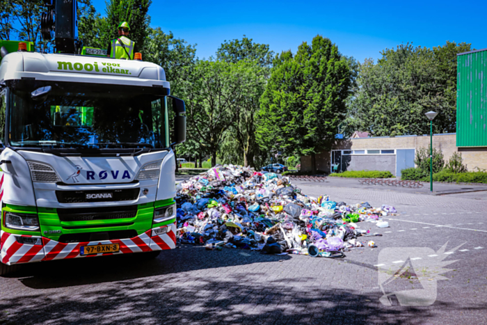 Lading vuilniswagen vat vlam