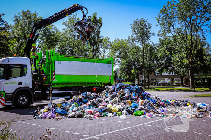 Lading vuilniswagen vat vlam