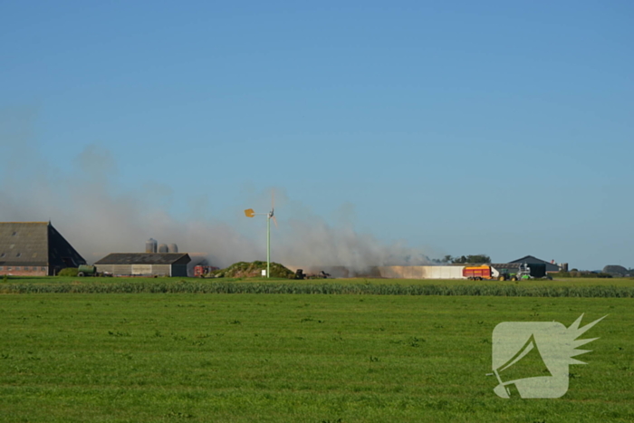 Grote buitenbrand dreigt over te slaan naar schuur