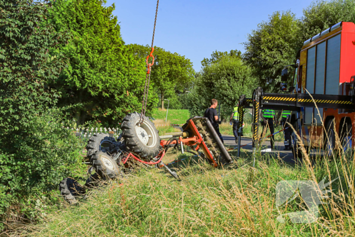 Tractor komt in sloot terecht tijdens grasmaaien