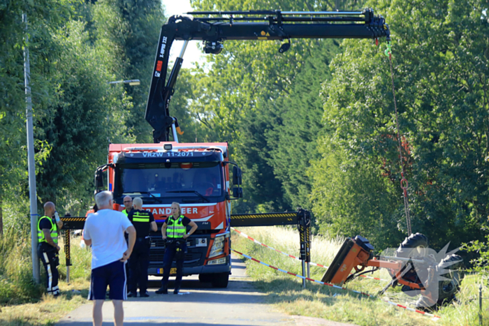 Tractor komt in sloot terecht tijdens grasmaaien