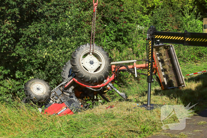 Tractor komt in sloot terecht tijdens grasmaaien