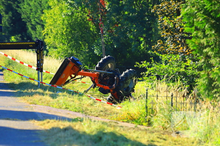 Tractor komt in sloot terecht tijdens grasmaaien