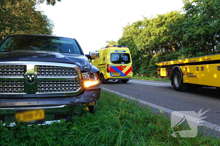 Pick-up zwaar beschadigd nadat bestuurder over rotonde rijdt