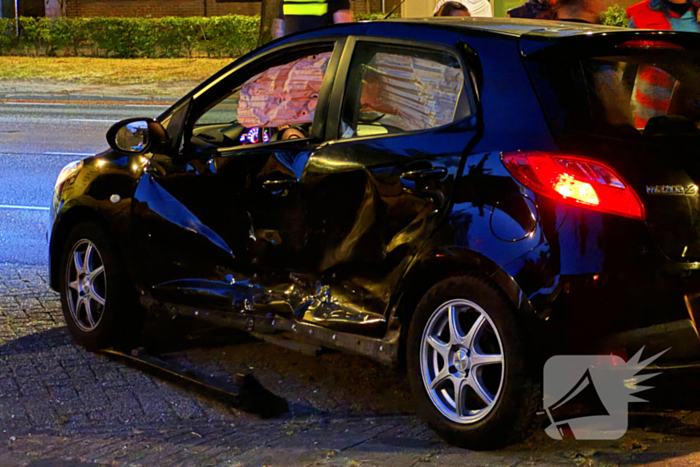 Schade en gewonde bij ongeval tussen twee auto's