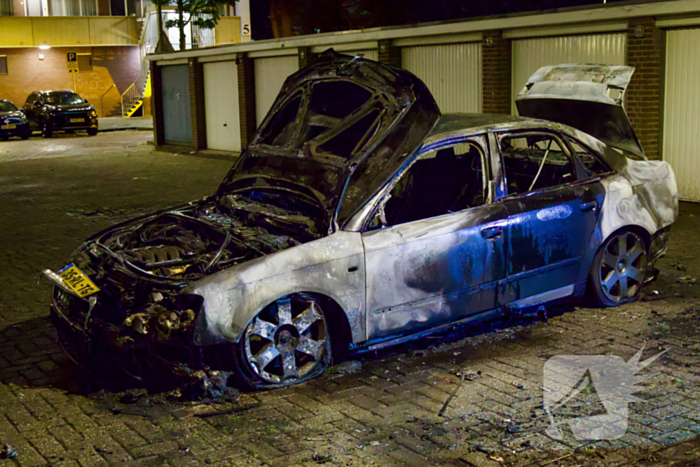 Auto volledig verwoest door brand