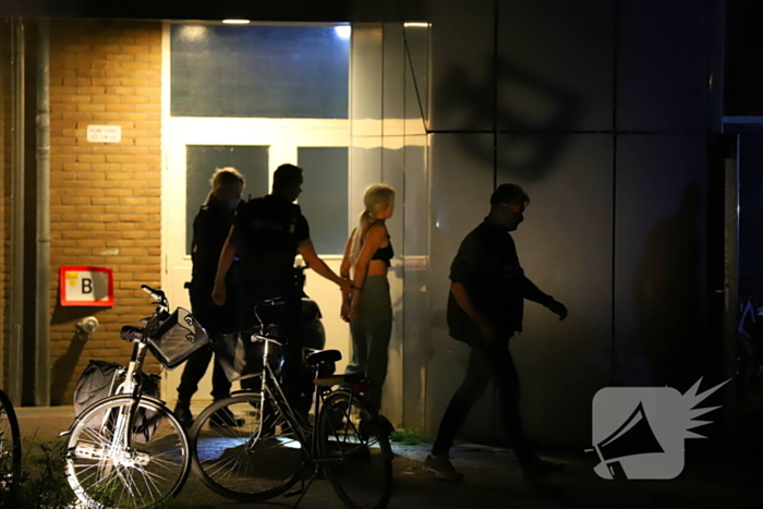 Twee personen aangehouden bij flatgebouw