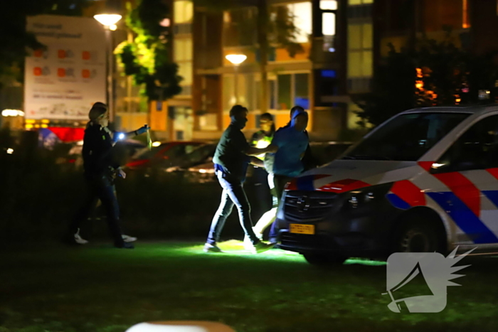 Twee personen aangehouden bij flatgebouw