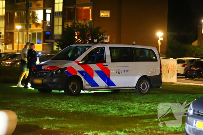 Twee personen aangehouden bij flatgebouw