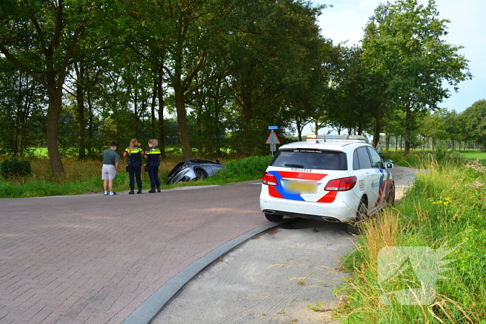 Auto belandt in greppel