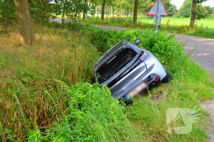 Auto belandt in greppel